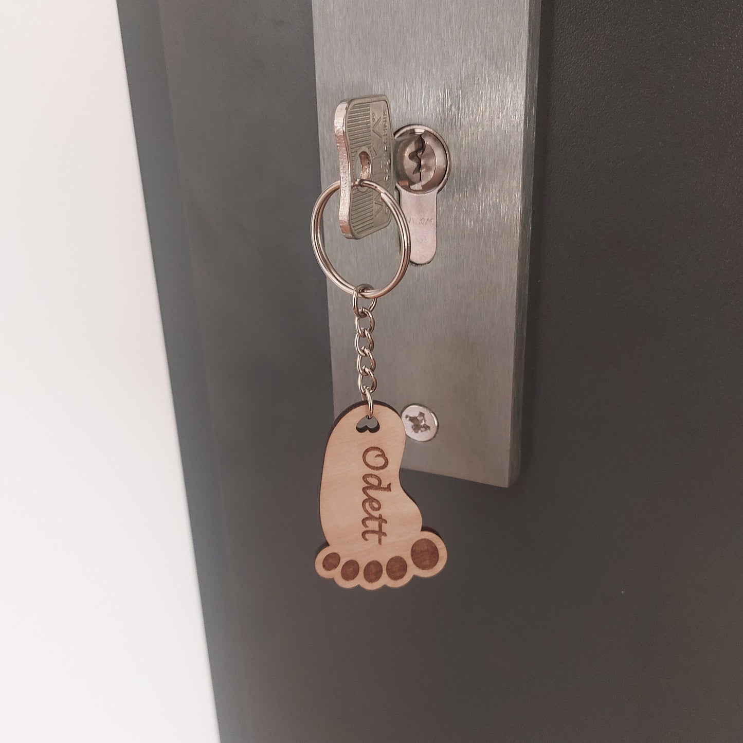 Baba lábnyom hűtőmágnes + 2 kulcstartó szett fából készítve