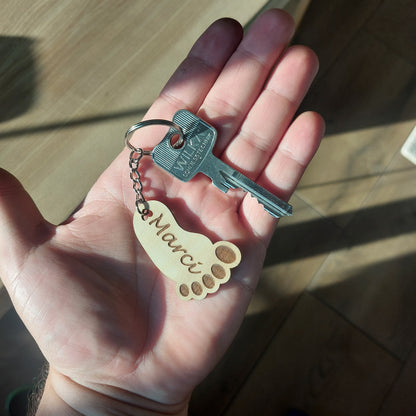 Baba lábnyom hűtőmágnes + 2 kulcstartó szett fából készítve