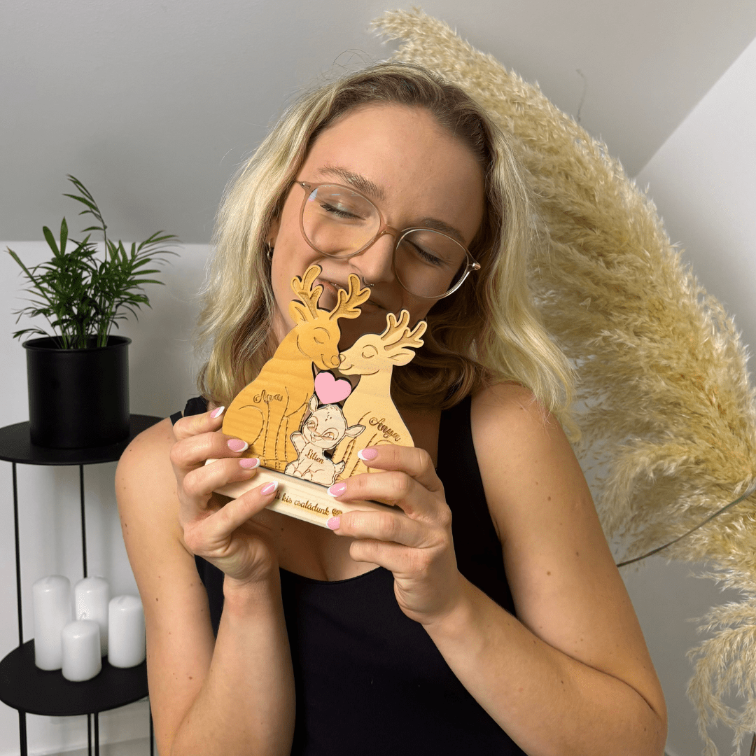 Kézműves rénszarvas család fából